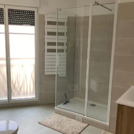 Very Nice 40m Quiet With Parking Space Apartmán