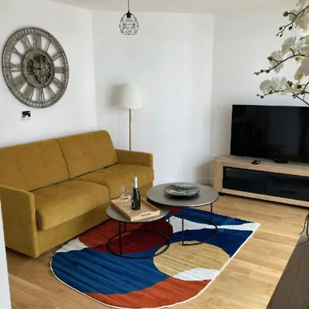 Very Nice 40m Quiet With Parking Space Apartmán Suresnes