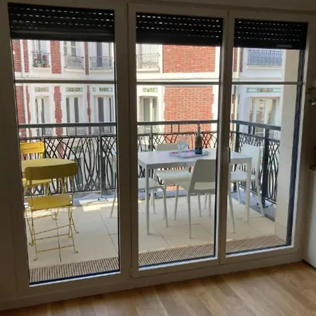 Very Nice 40m Quiet With Parking Space Apartmán *